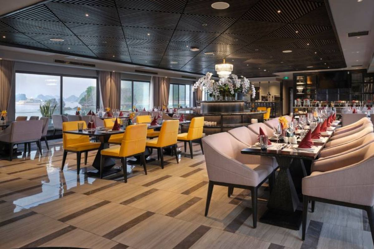 The Cirrus Cloud Restaurant at Elite of the Seas