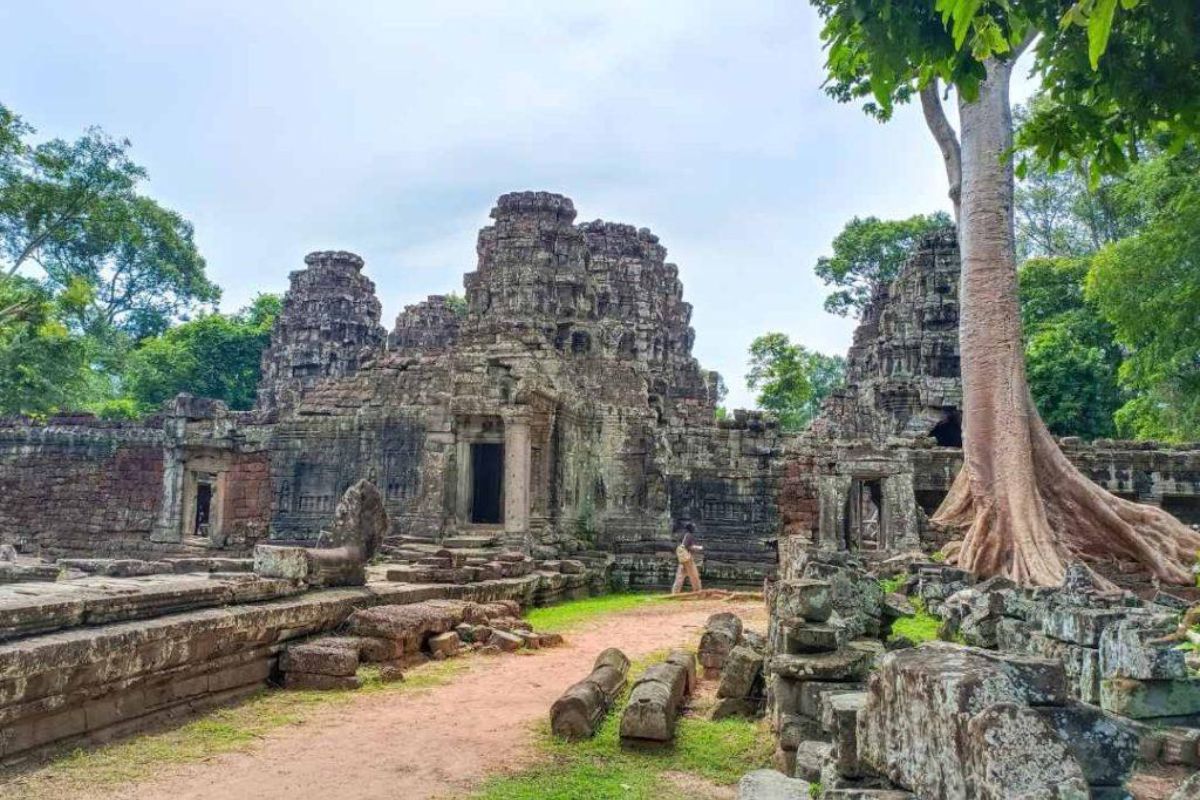 Walk to Banteay Kdei