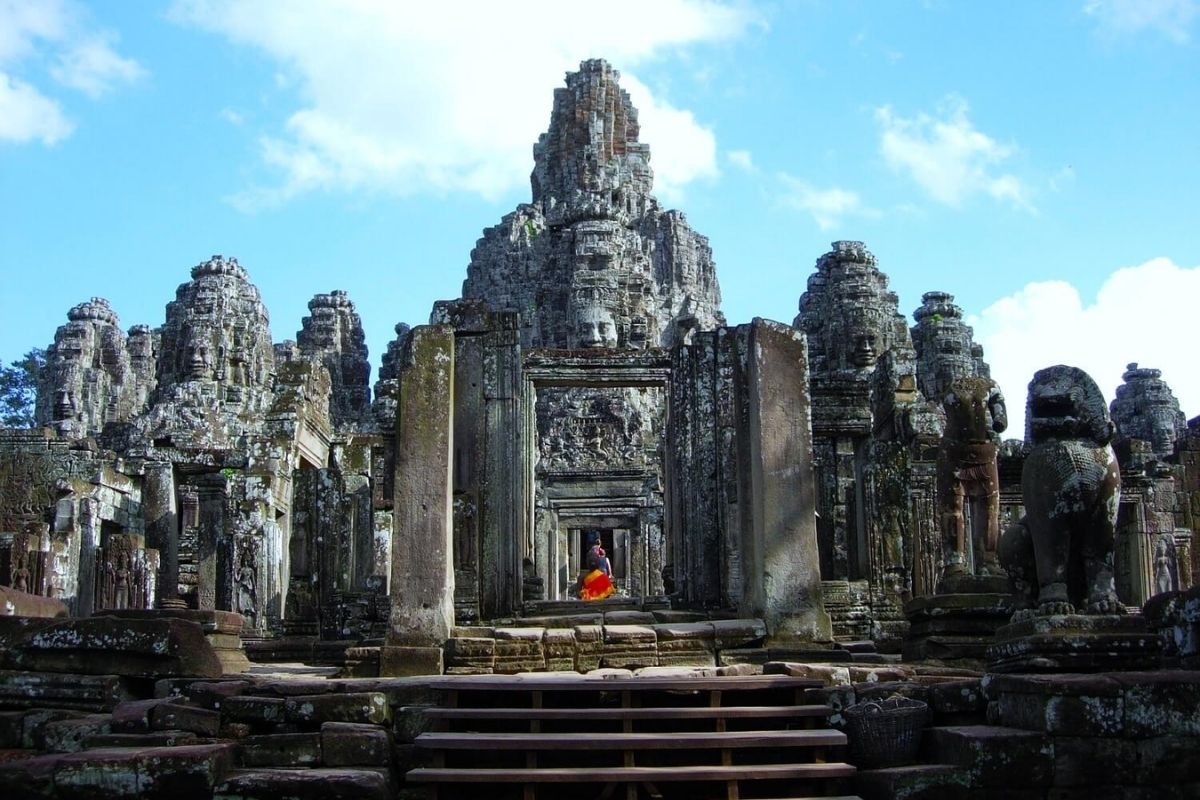 Bayon Temple Structure - Bayon Temple Tour