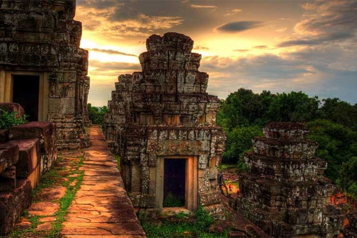 Phnom Bakheng - 1 Day Angkor Wat Tour