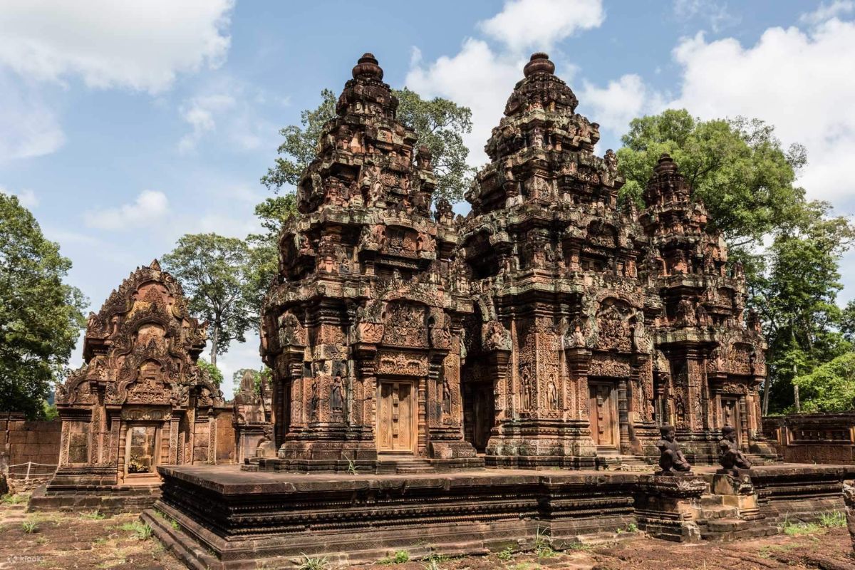 Banteay Srei - 1 Day Angkor Wat Tour