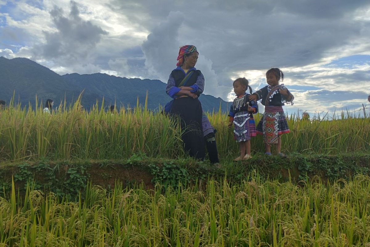 Walking To La Pan Tan Village