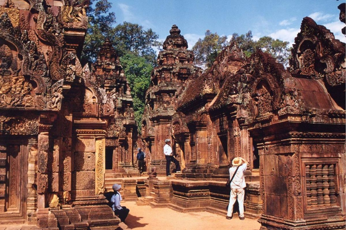 Dress Modestly at Banteay Srei Temple
