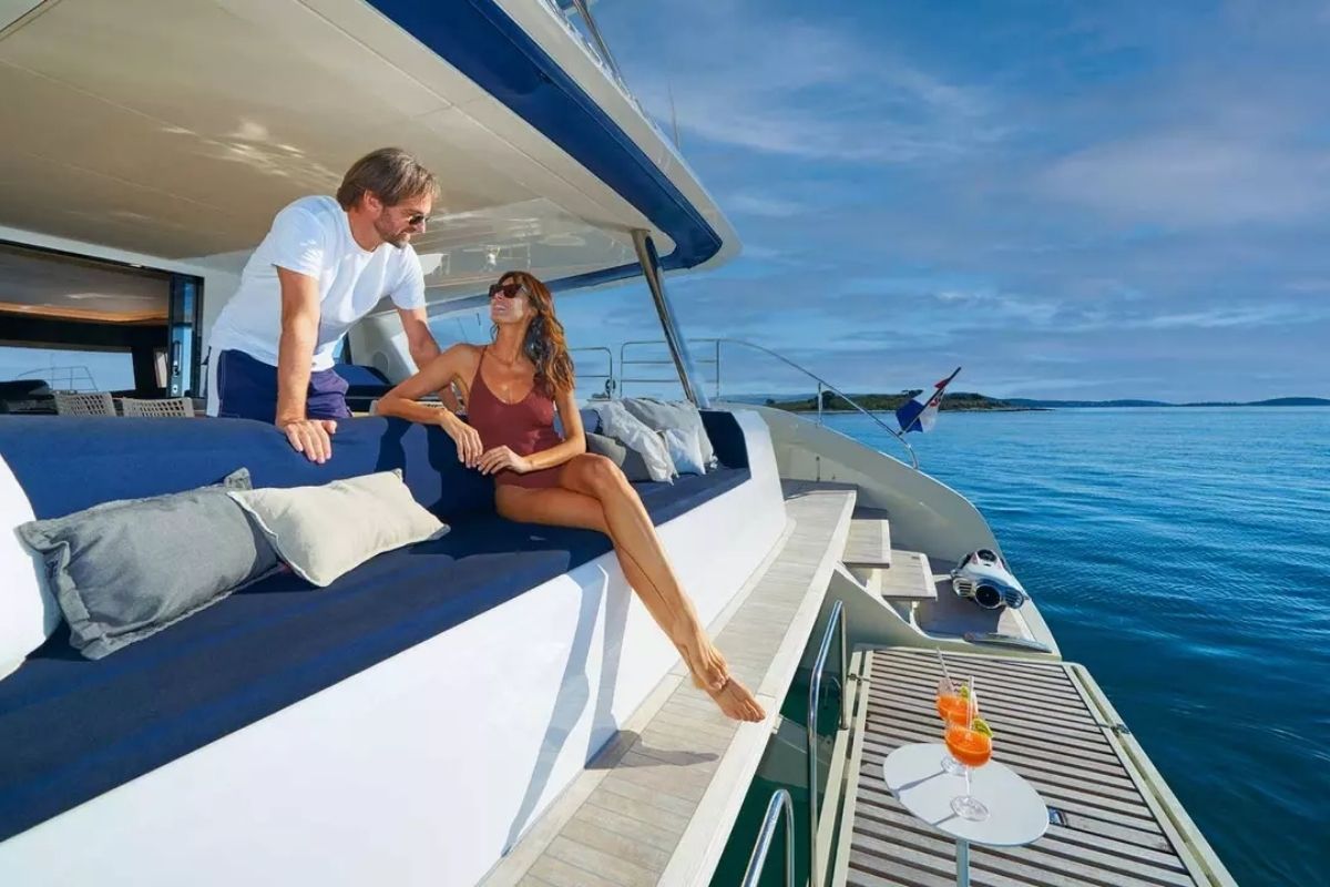 Board Embark yacht - Halong Bay Private Yacht