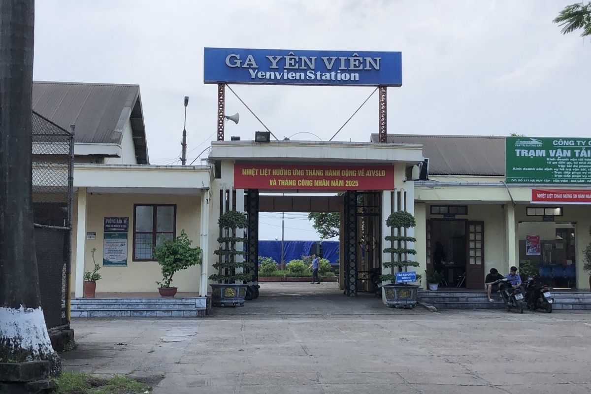 Yen Vien Railway Station from Hanoi to Halong Train