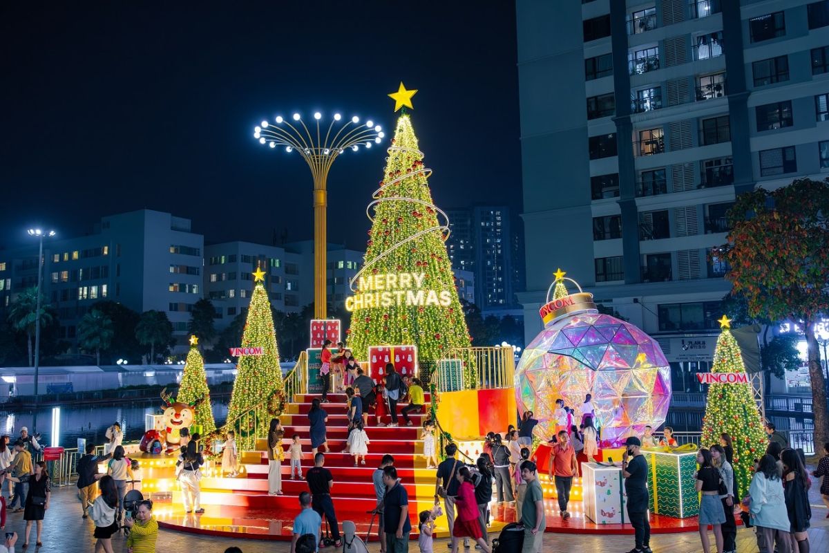 December: Cool Breeze With Christmas Lights