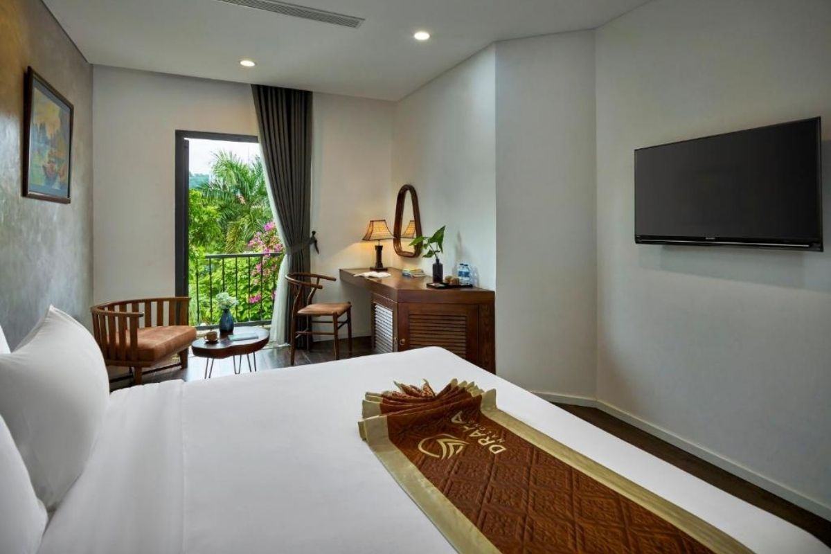Junior Suite with Bathtub & Balcony at Draha Halong Hotel