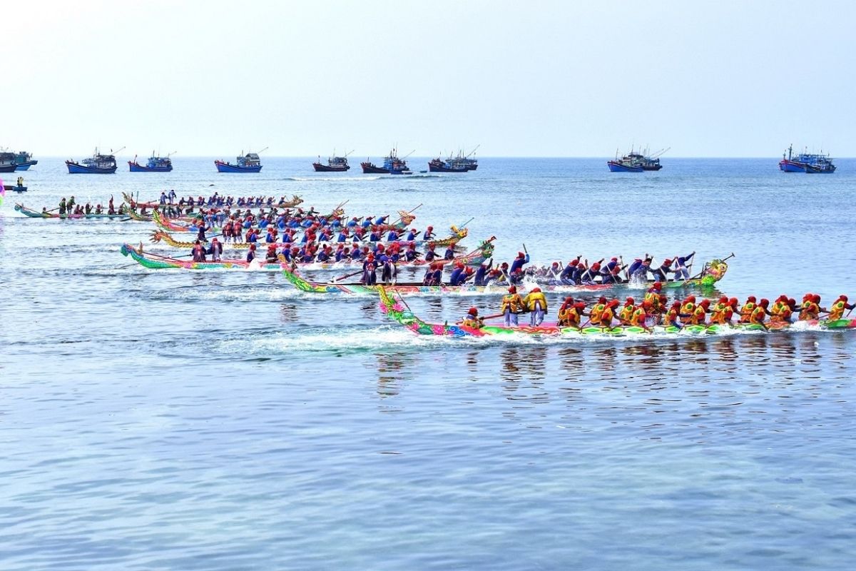 Dinh Cau Traditional Boat Racing Festival - Phu Quoc Travel in April