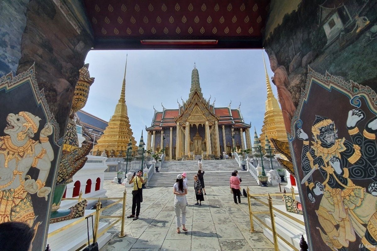 Walk through The Grand Palace - Thailand land tour