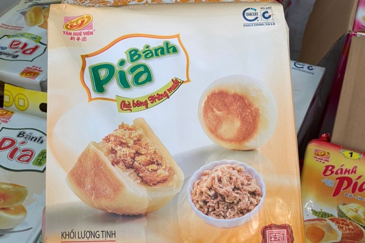 Banh Pia at Tan Hue Vien Bakery