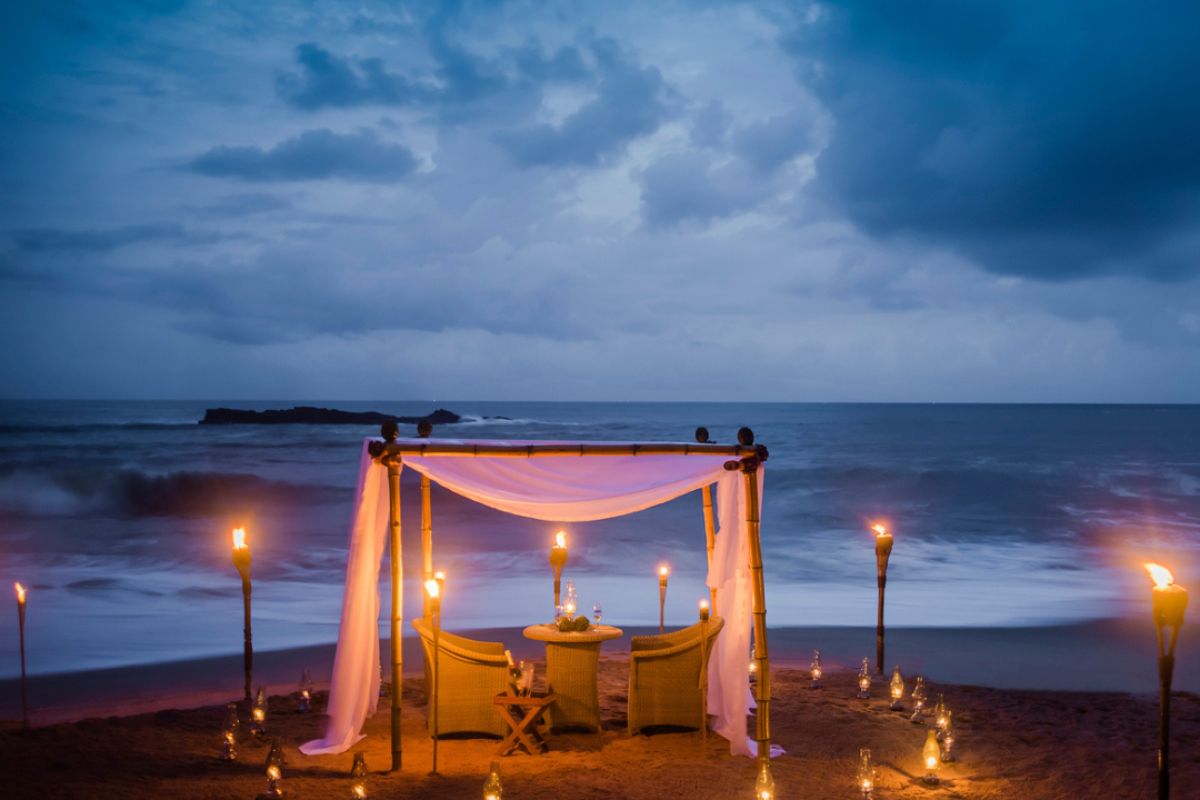 Private candlelit riverside dining available