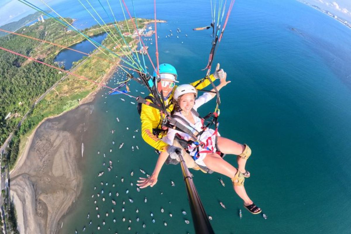 Paragliding over Son Tra Peninsula