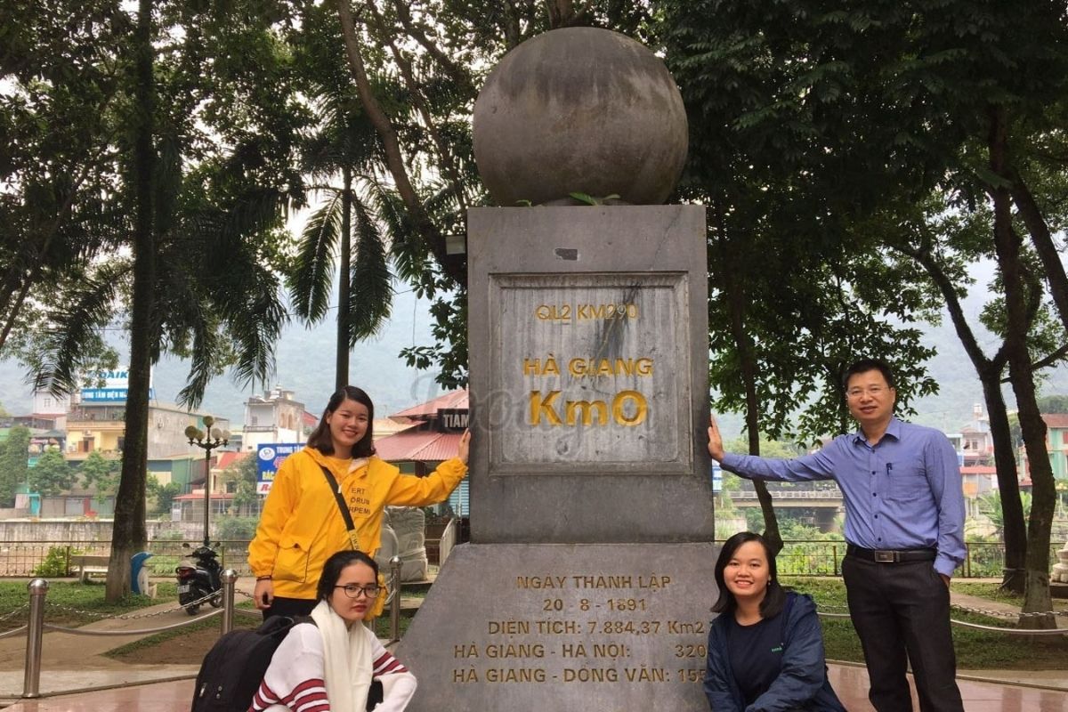 Ha Giang loop by car: Km0 photo stop