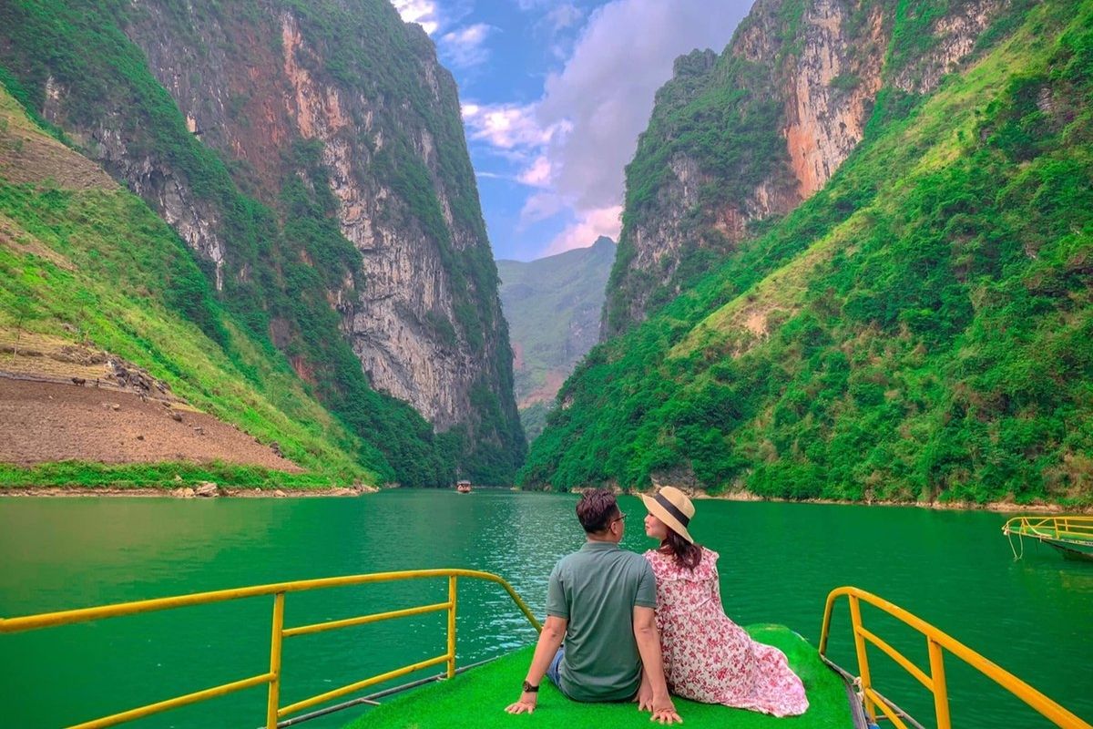 Boat Ride on the Nho Que River