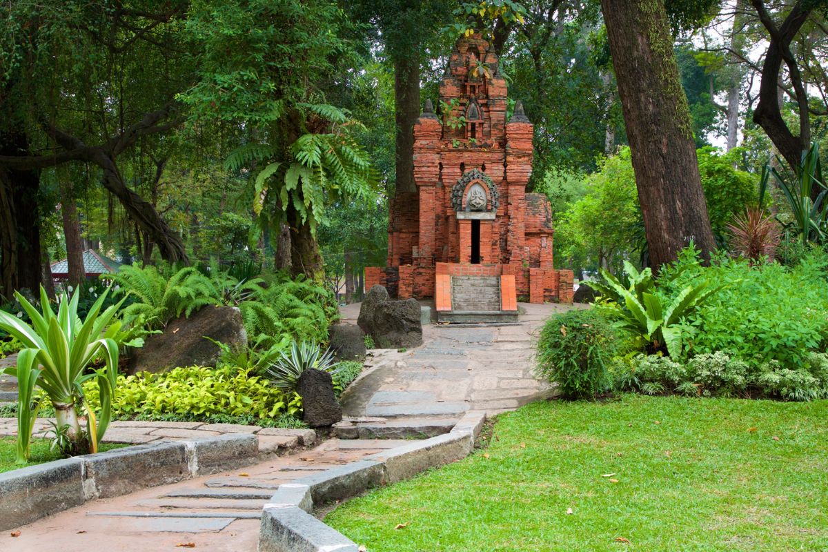 Relax at Tao Dan Park March warmth