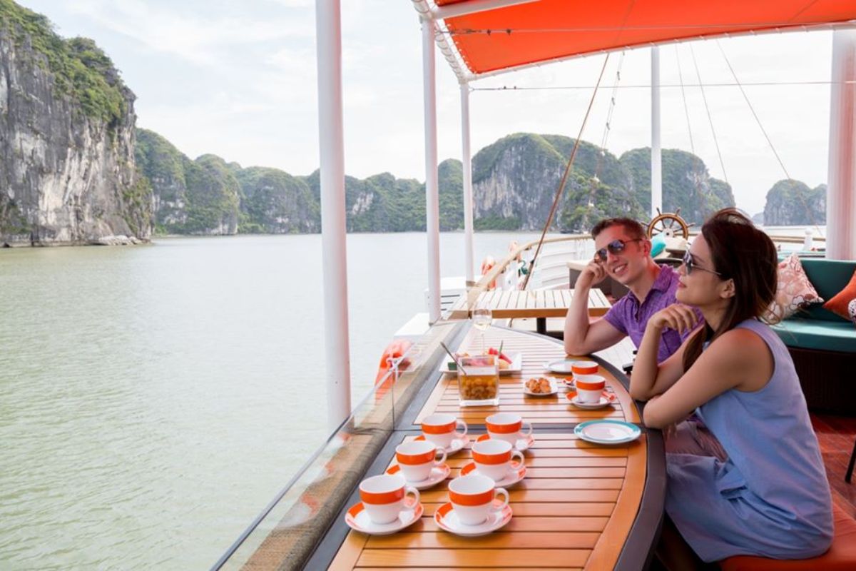 Breakfast Facing Bai Tu Long Islets 