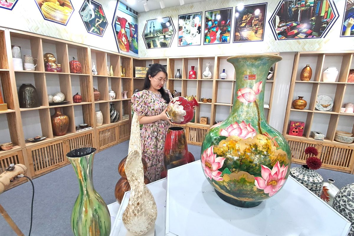 Lacquer tray – best souvenir from Vietnam