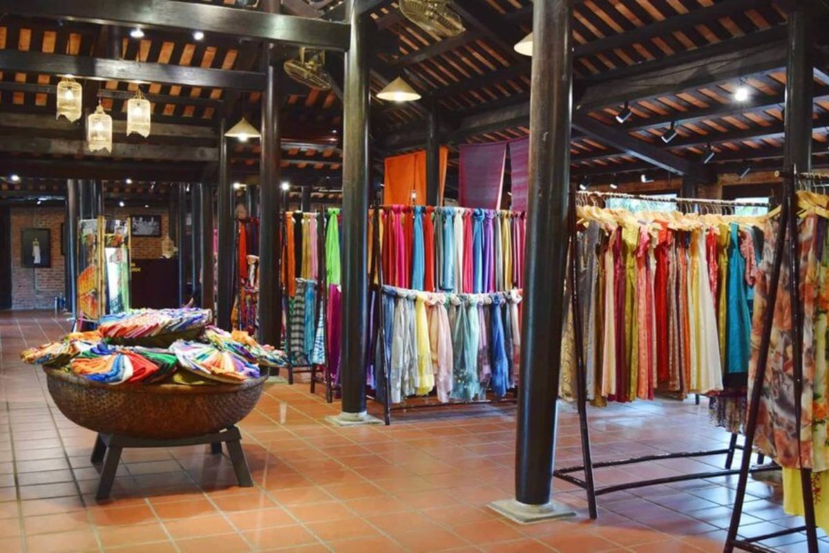 Embroidery & Handmade Silk from Hoi An Silk Village – best souvenirs from Vietnam 