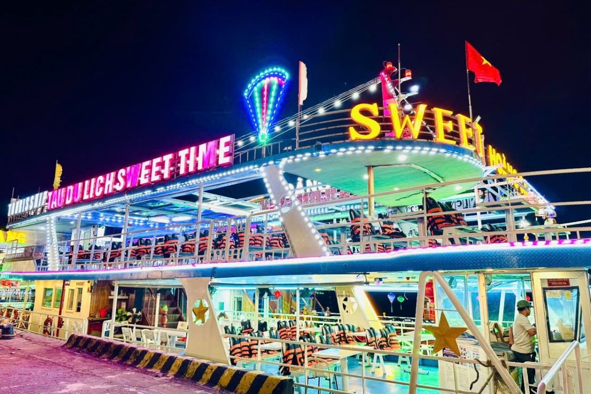 Sweet Time Cruise – a romantic Da Nang cruise.