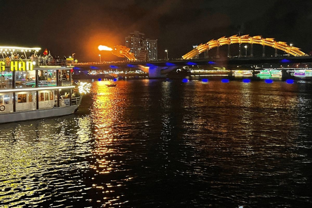 Dragon Bridge Fire Show Cruise