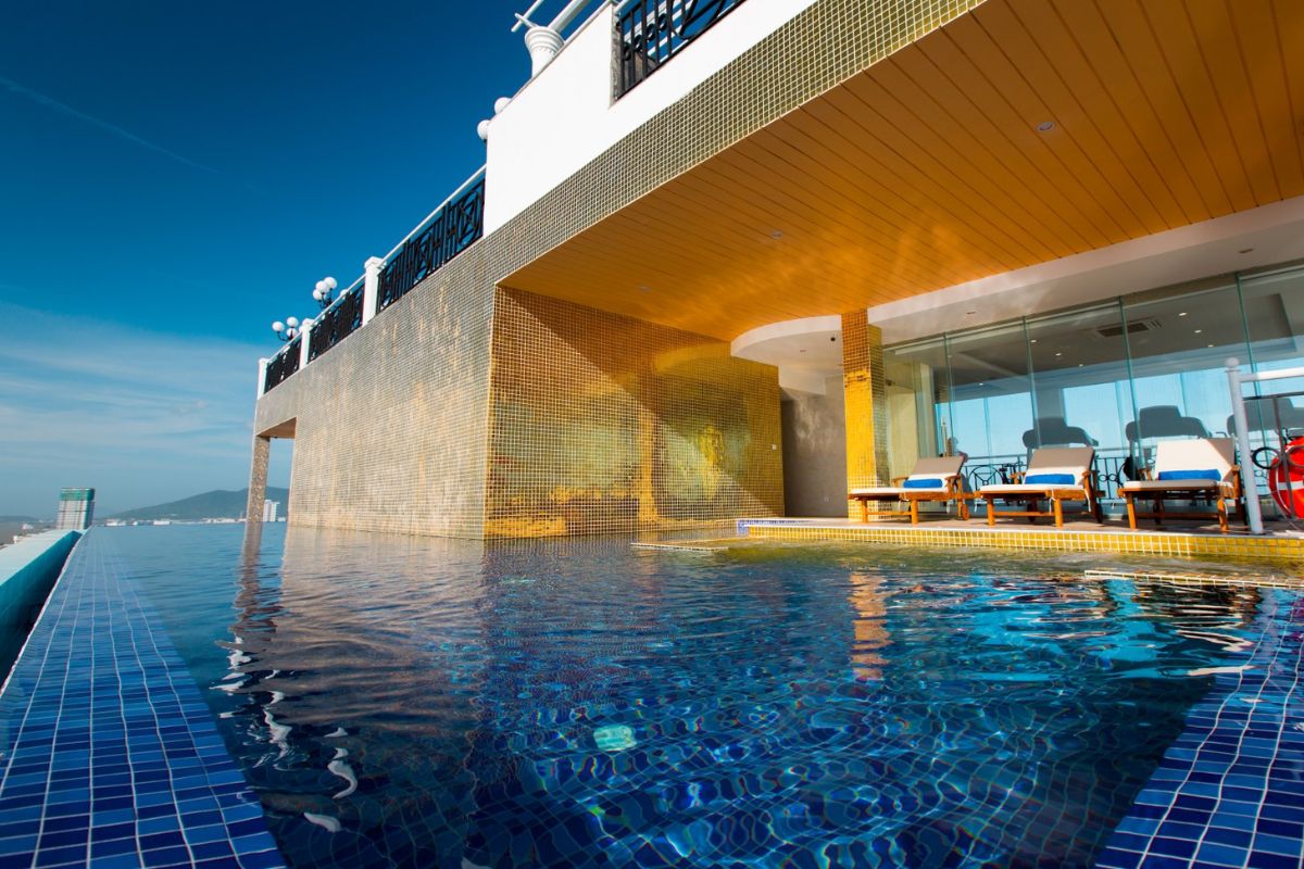 Rooftop Infinity Pool