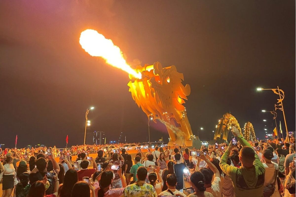 Watch The Fire show at Dragon Bridge