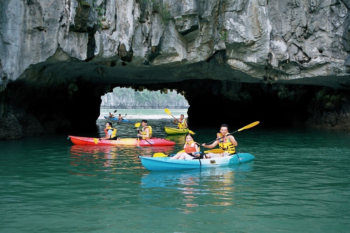 kayaking through Luon cave