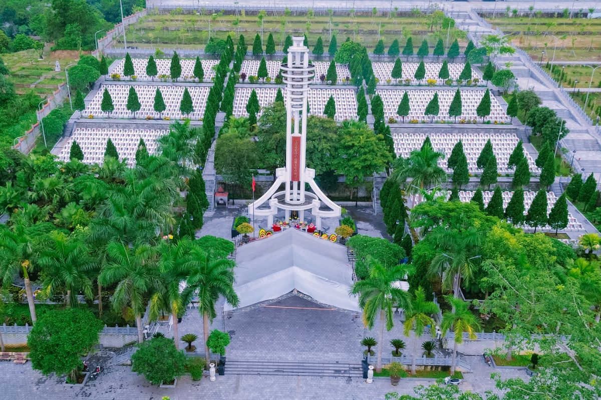 Ha Giang small group tours stop at Vi Xuyen Cemetery