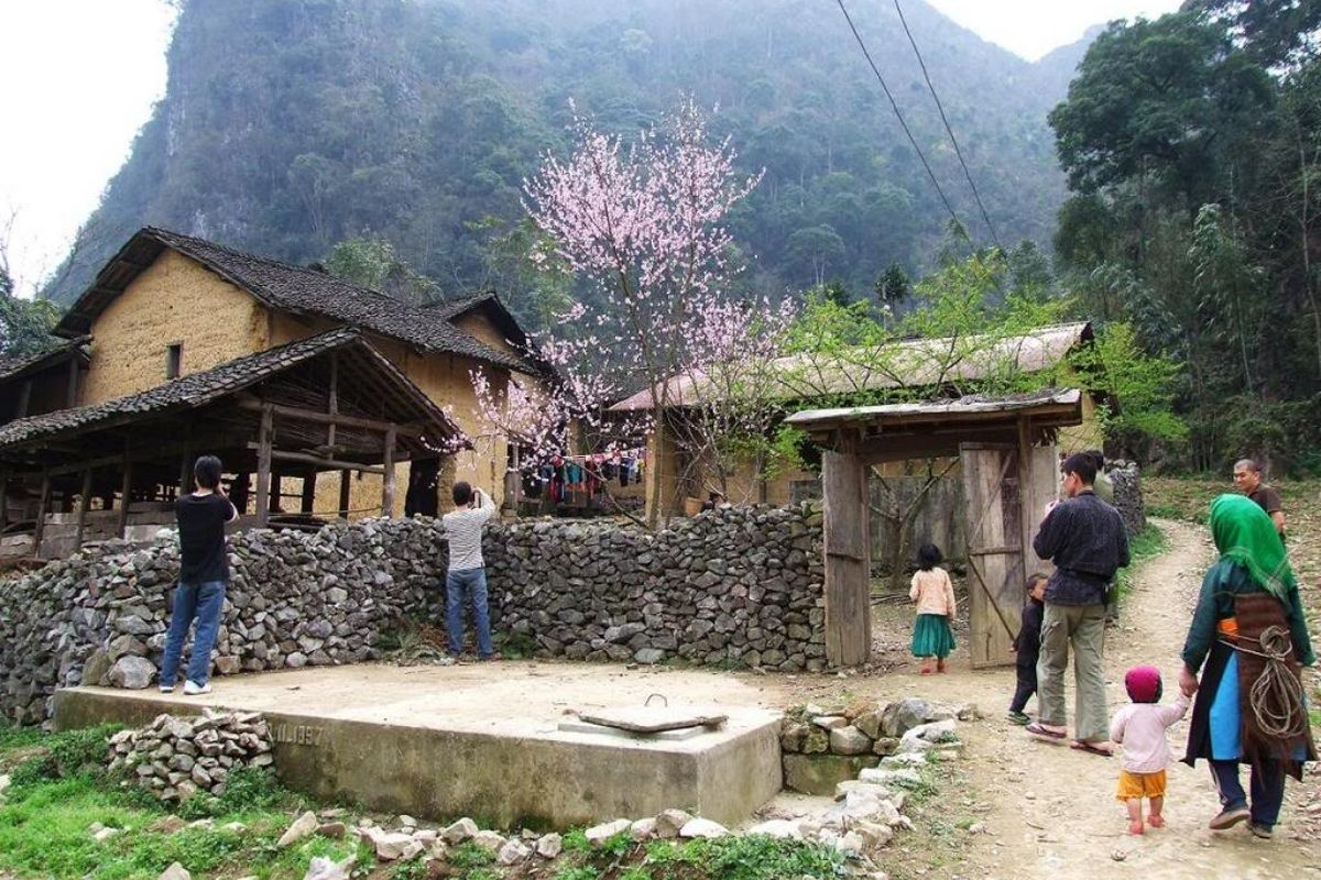 Ha Giang small group tours hike to House of Pao