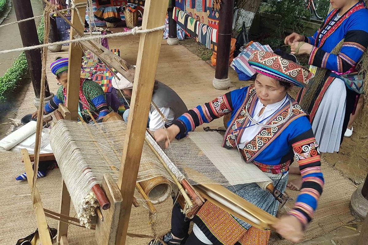 Watch Natural Fabric Weaving at Lung Tam 