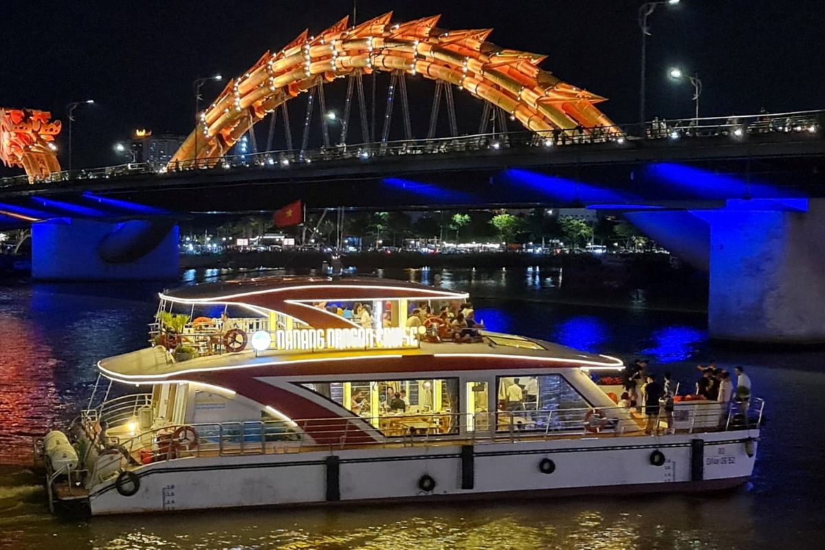Experience Du Thuyen Rong on han river cruise danang