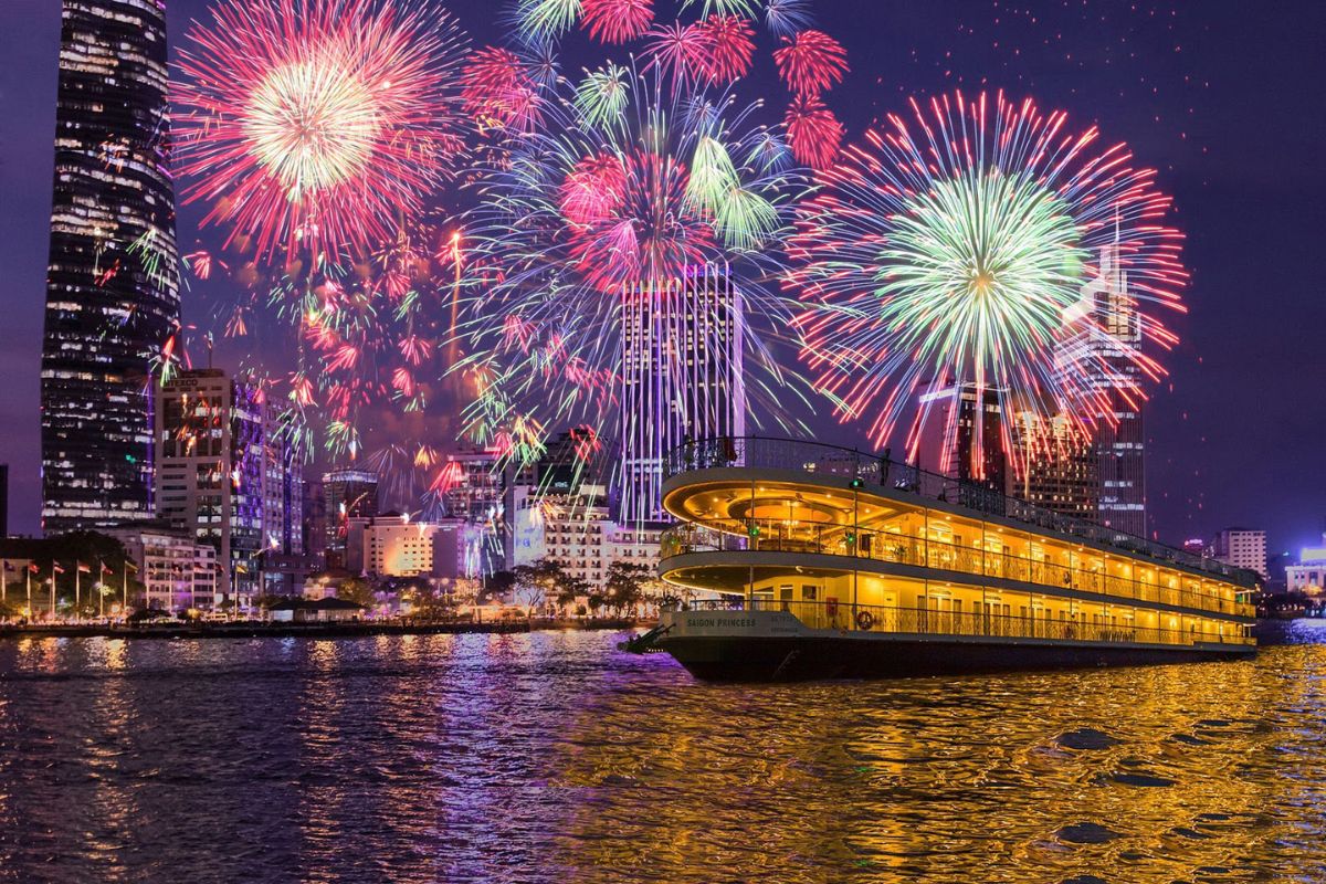 DIFF Fireworks Cruises