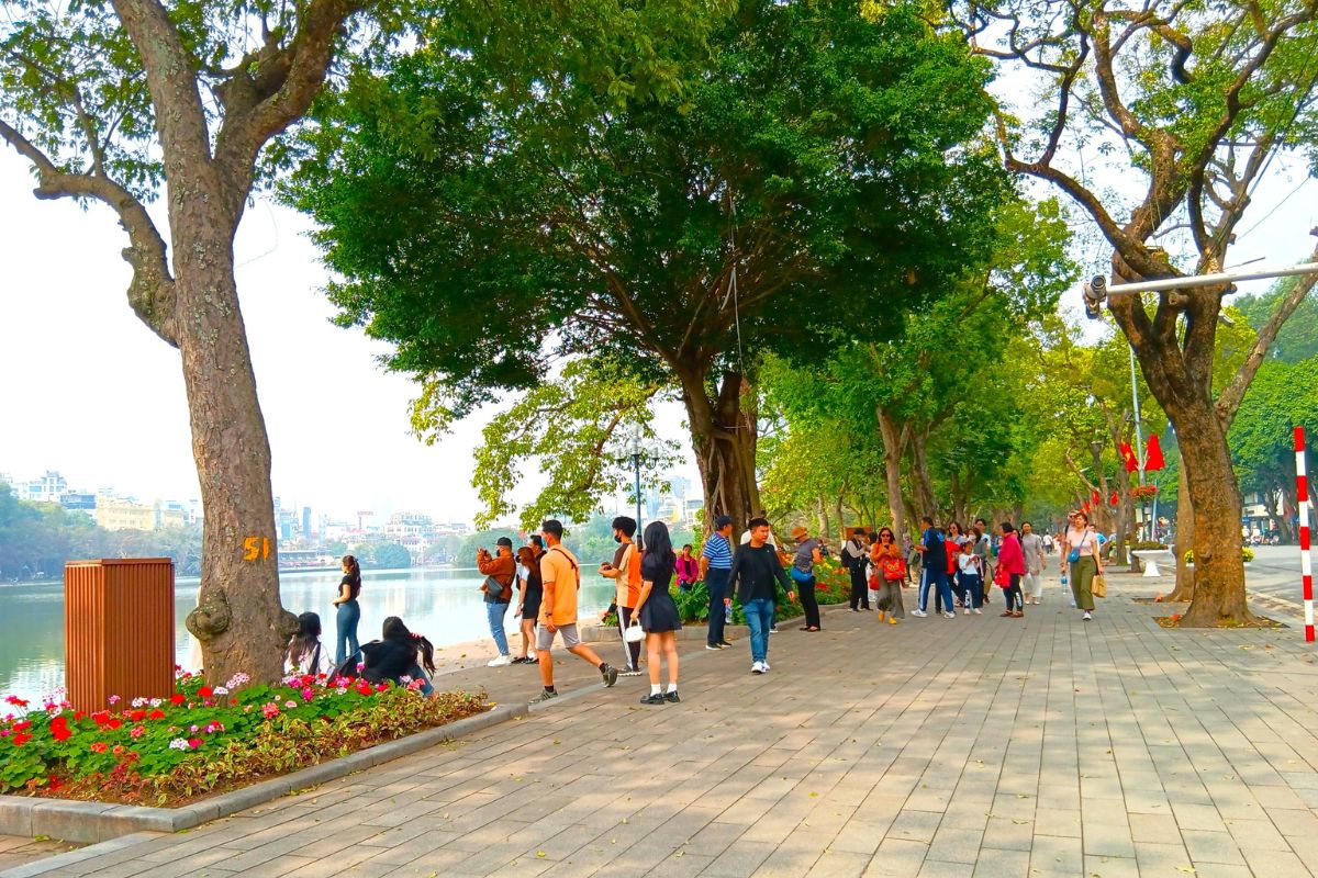 Stroll around Hoan Kiem Lake