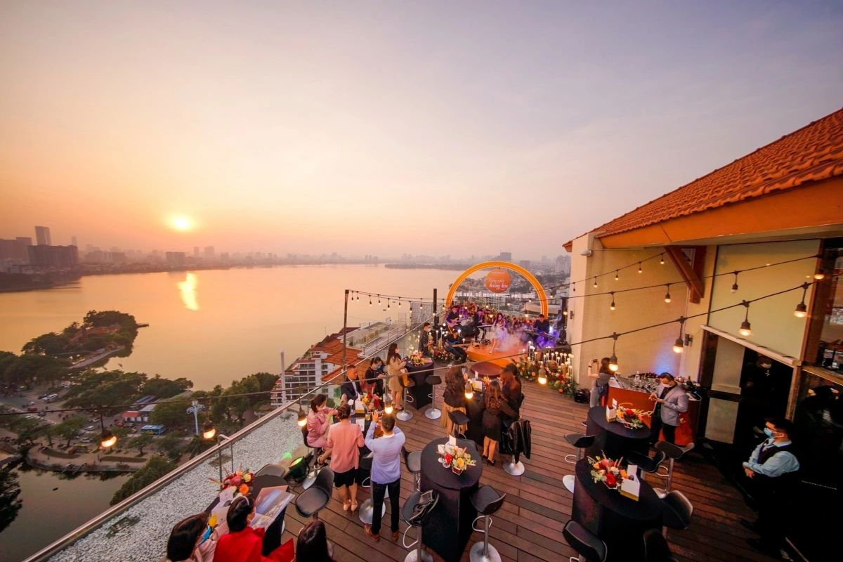 Hanoi what to see and do: sip cocktails at The Summit