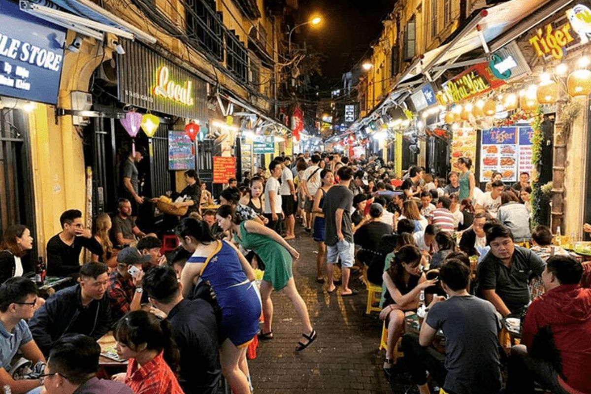 Hanoi what to see and do: explore Hang Buom Food Street