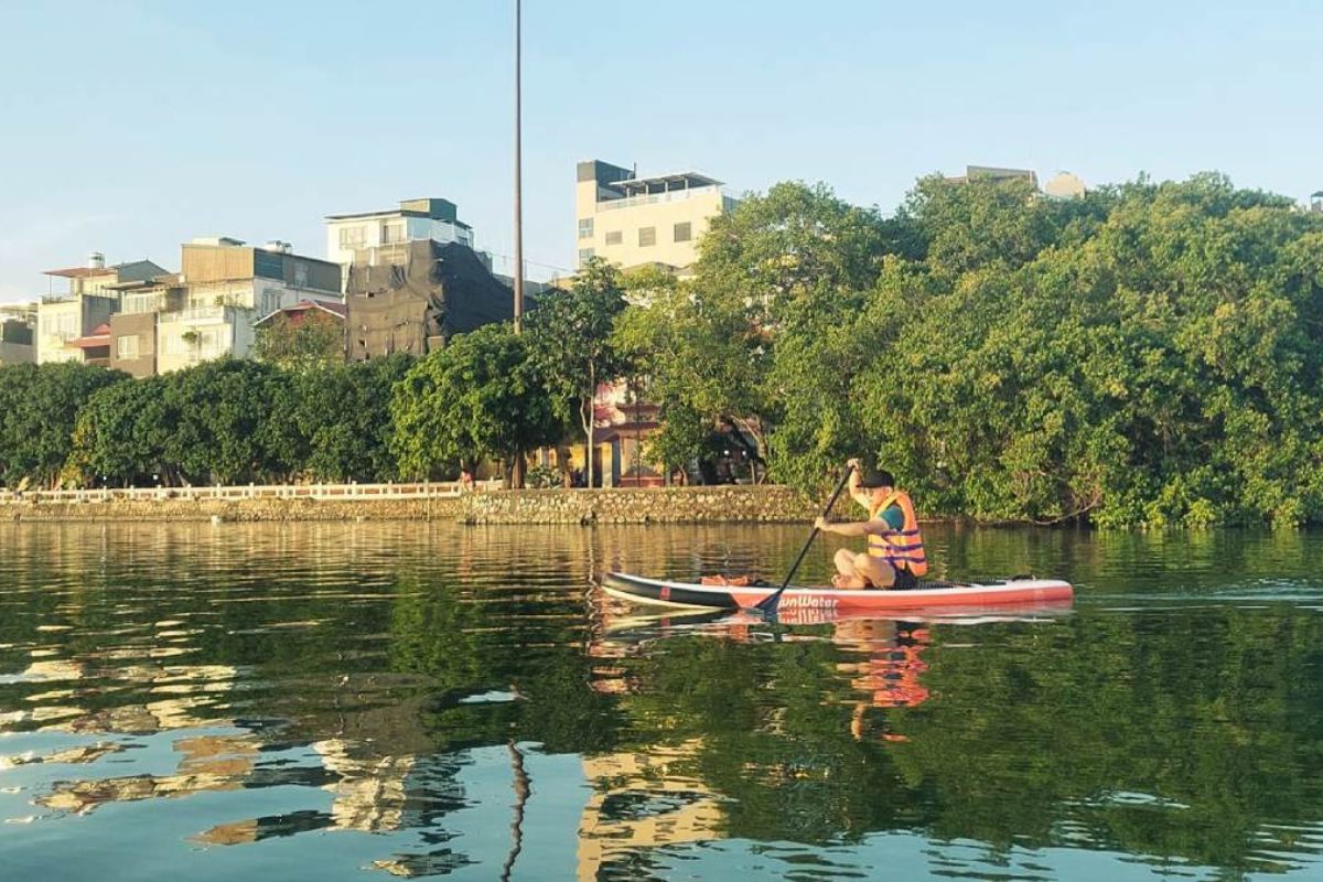Hanoi what to see and do: paddleboarding on West Lake