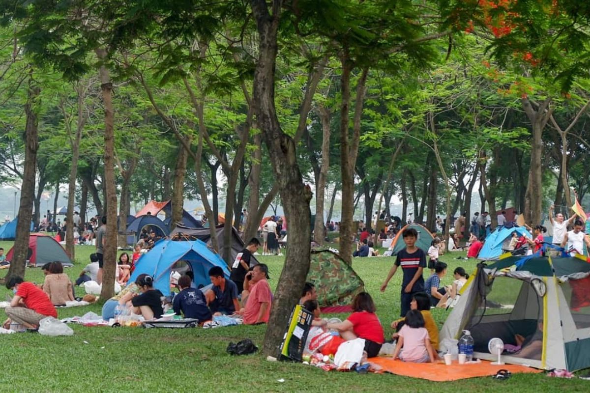 Hanoi what to see and do: picnic at Yen So Park