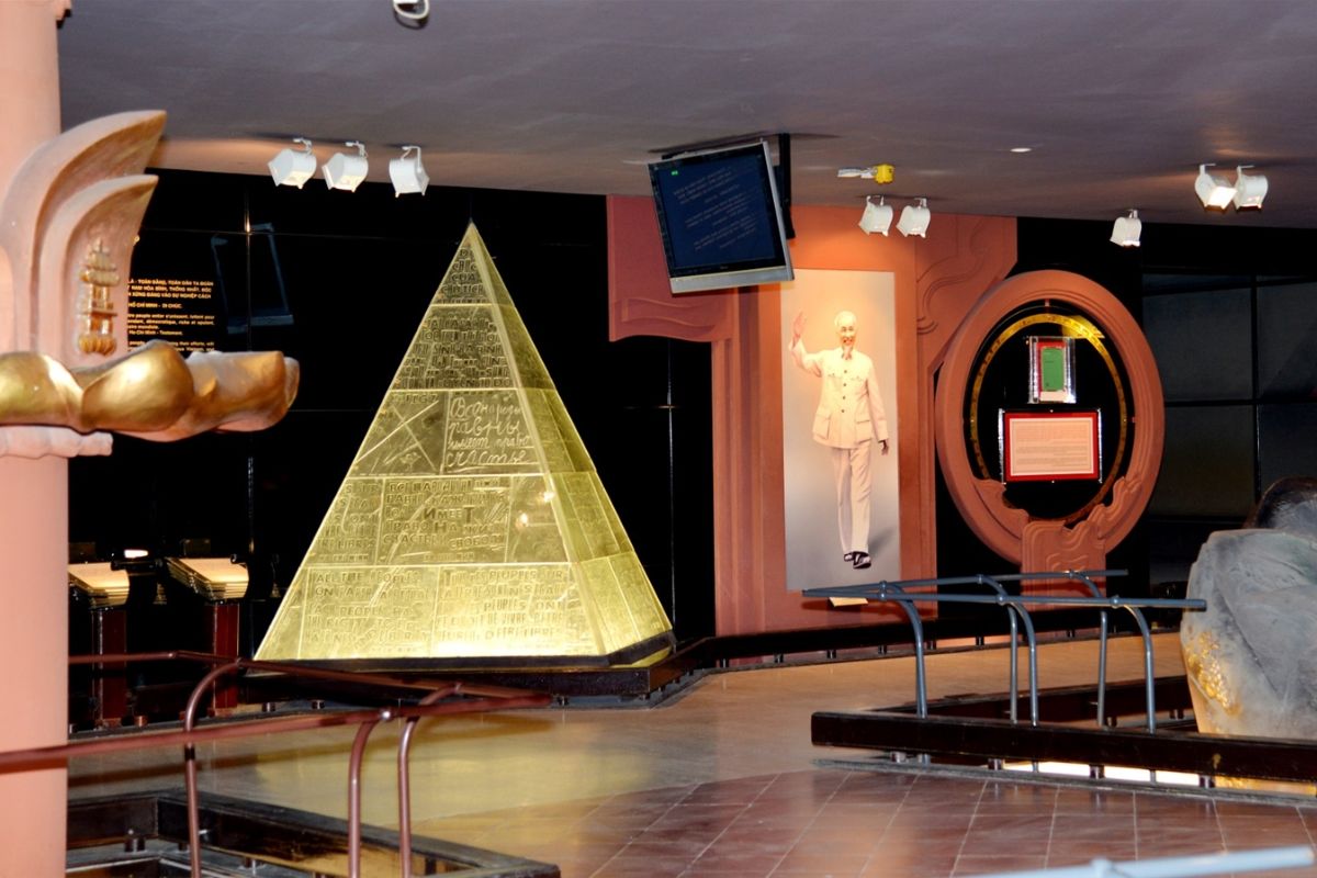 Hanoi what to see and do: visit Ho Chi Minh Museum
