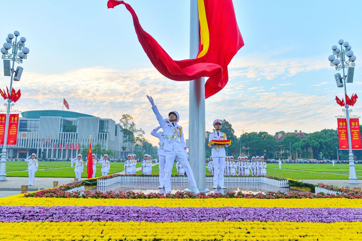 Hanoi what to see and do: flag ceremony at Ho Chi Minh Mausoleum