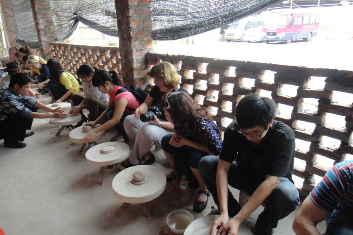 Make Souvenirs at Bat Trang village 
