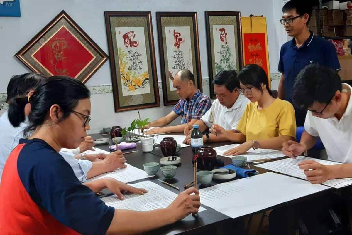 Hanoi what to see and do: learn calligraphy at 60 Doi Can