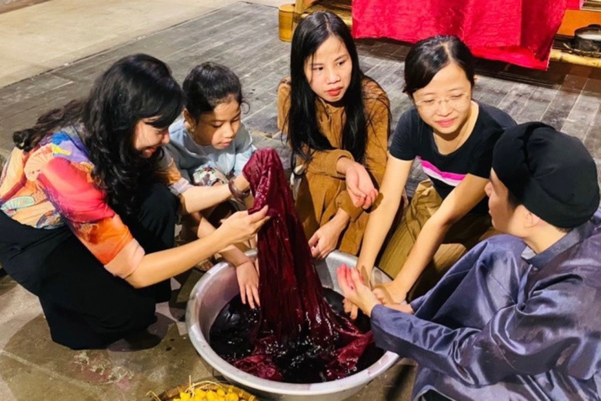 Hanoi what to see and do: hand-dyed textiles workshop
