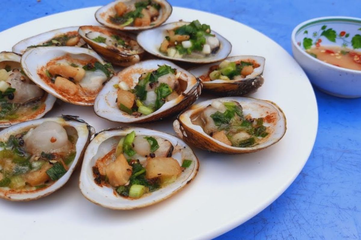 Grilled Vop clams near Hon Da Bac