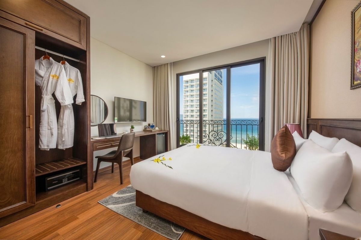 Deluxe Double Sea View with Balcony at Golden Lotus Da Nang