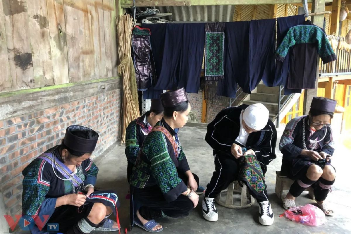 Sewing outfits to welcome Tet