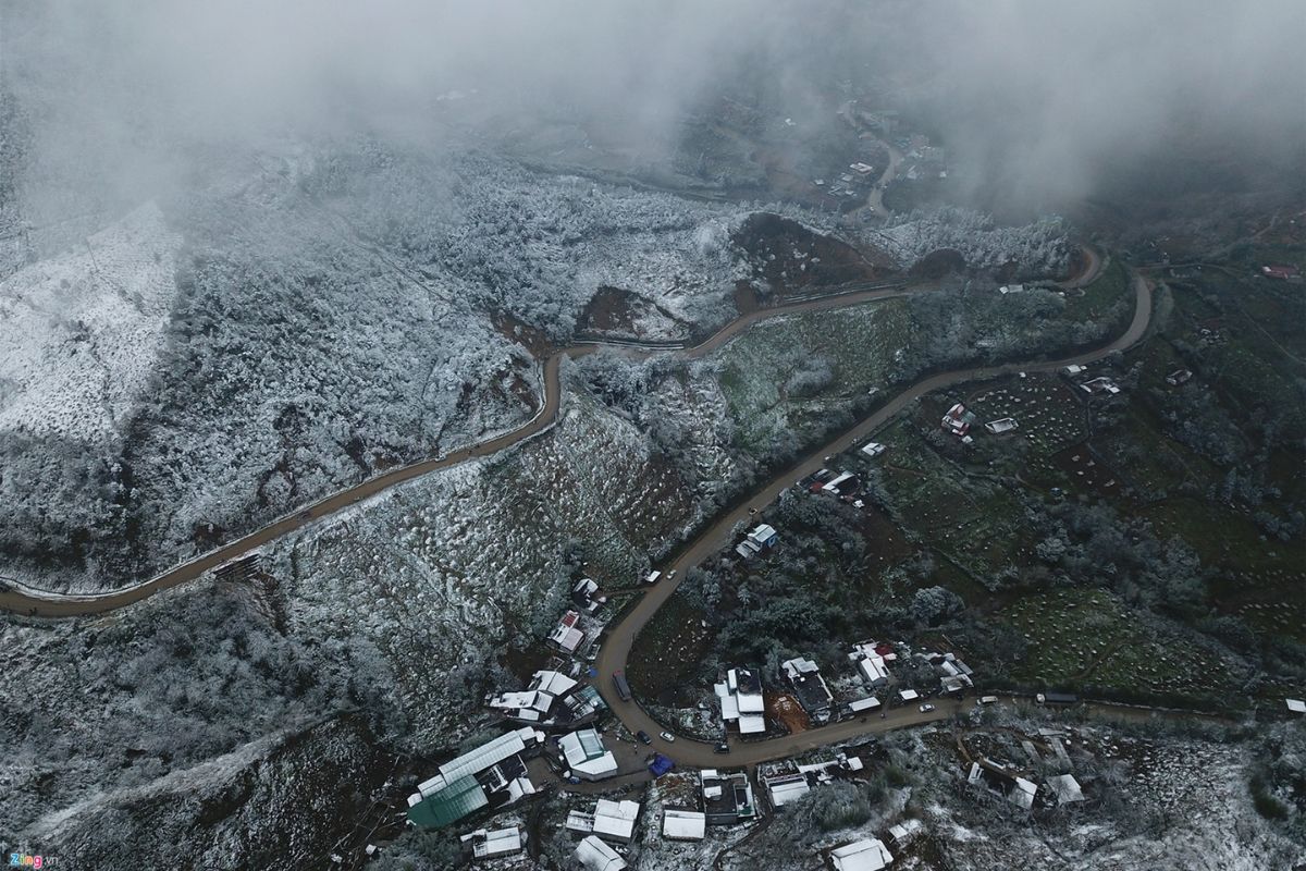 January fog cloaks O Quy Ho Pass