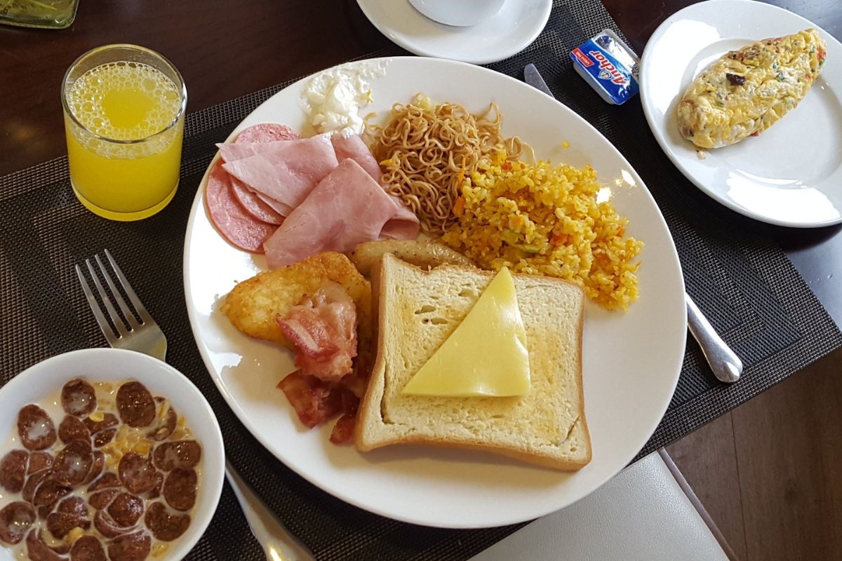 Breakfast at La Vela Cruise Halong
