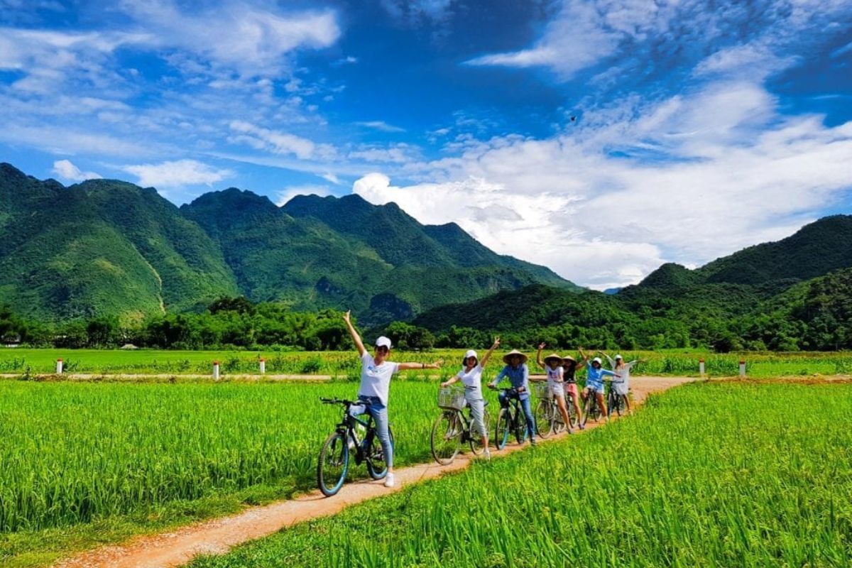 Cycling under spring skies in Mai Chau