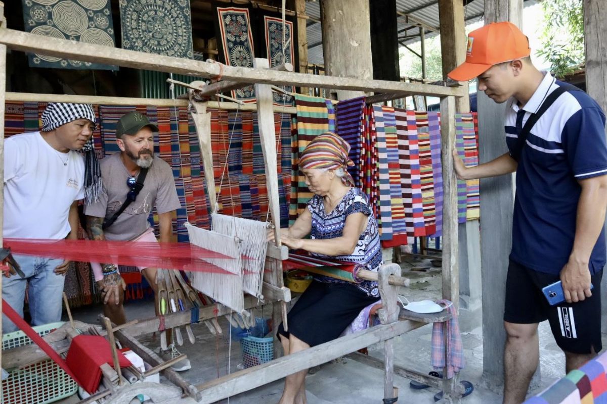 Visit the brocade weaving village in Mai Chau