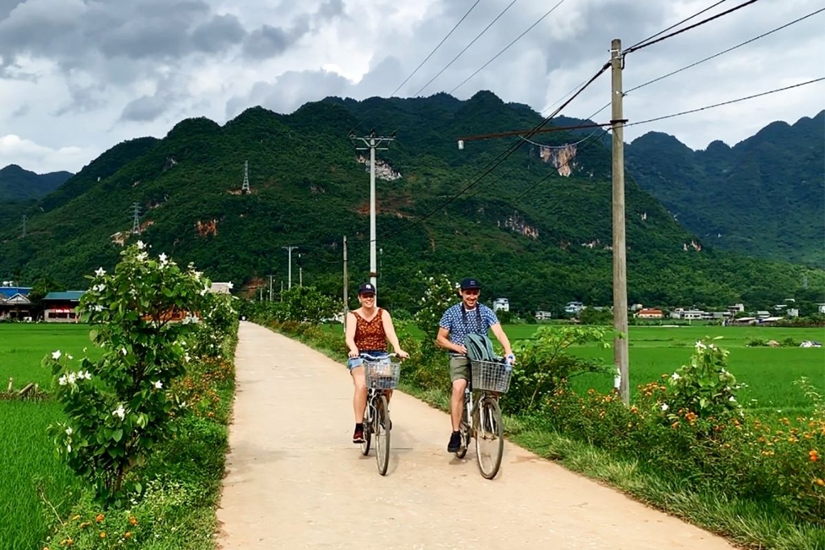 cycling to Lac village